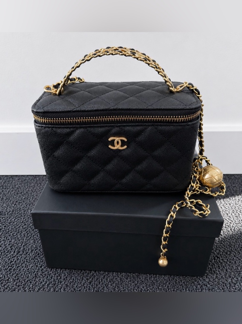 Chanel Beauty Quilted Vanity Case With Chain Makeup Cosmetic Bag - Picture 4 of 8